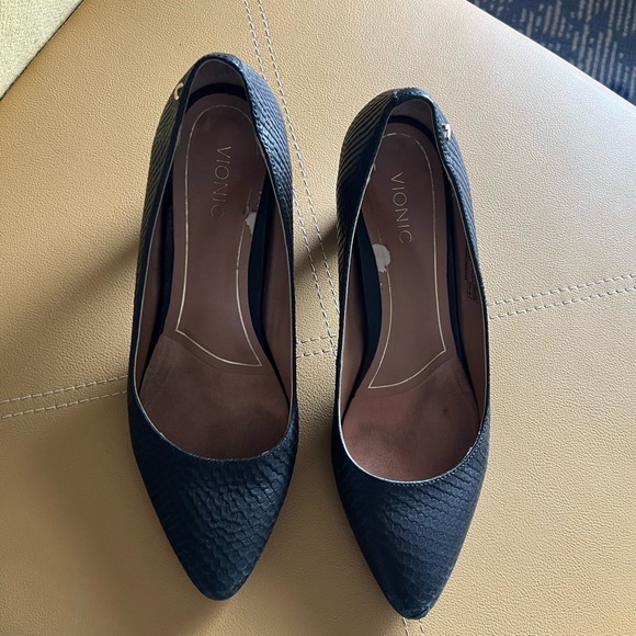 Vionic arch support heels - Picture 3 of 5